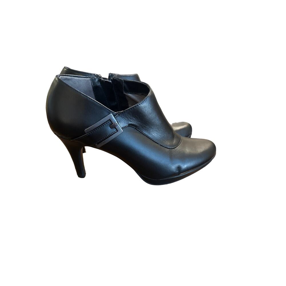 Women’s Naturalizer Black Faux Leather Bootie. Size 9